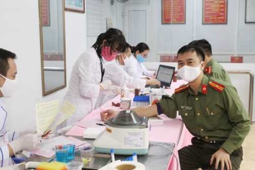 Nghĩa cử hiến máu cứu người của các chiến sĩ Công an